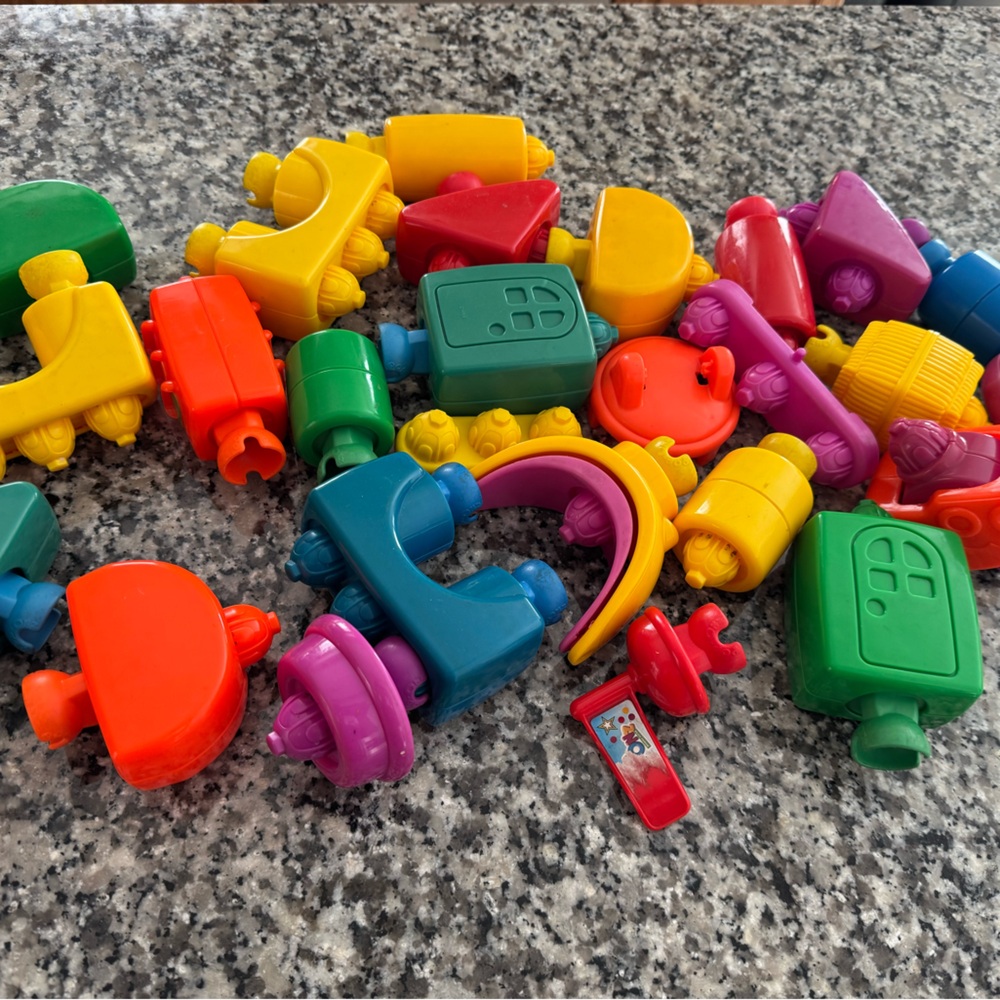 Fisher-Price Pop-On Kids Toy in Yellow, Green, Blue, Orange, Red - Picture 2 of 2
